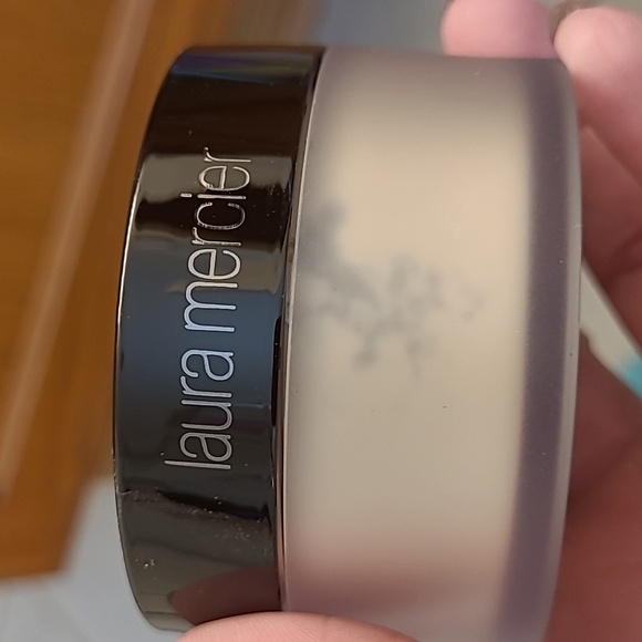 Laura Mercier Translucent Loose Setting Powder - Picture 2 of 4